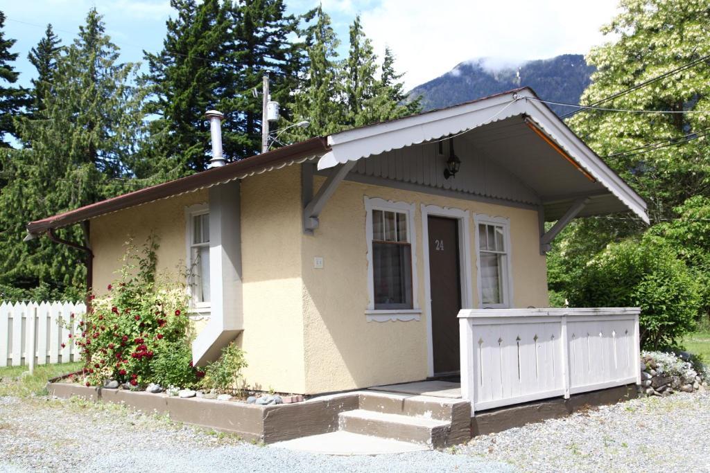 Swiss Chalets Motel Hope Exterior photo